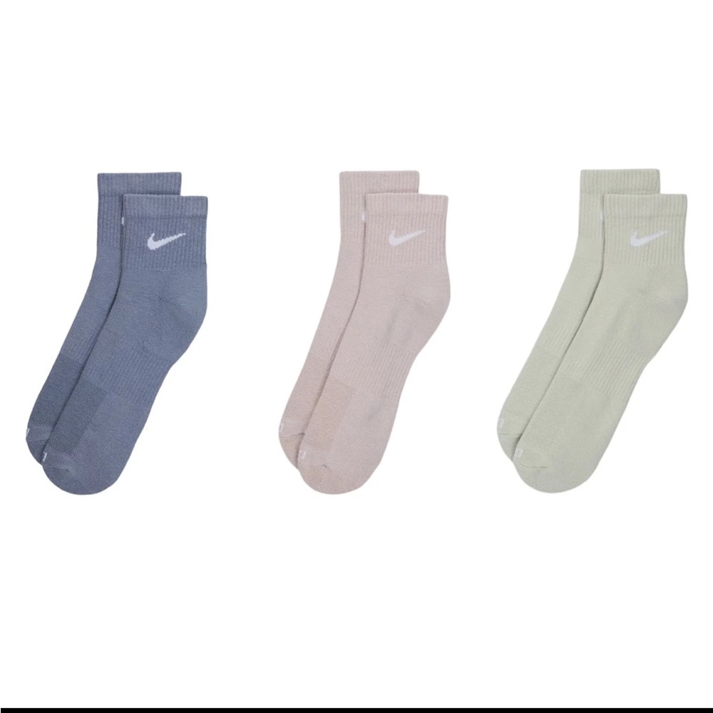 NIKE
THREE PACK EVERYDAY PLUS CUSHIONED ANKLE SOCKS IN PURPLE GREEN BLUE